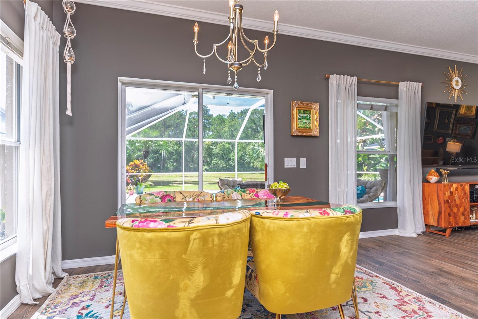 Dinette/breakfast room.