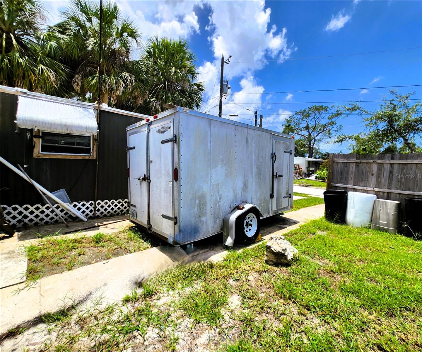 6975 Edgewater Dr: Side yard