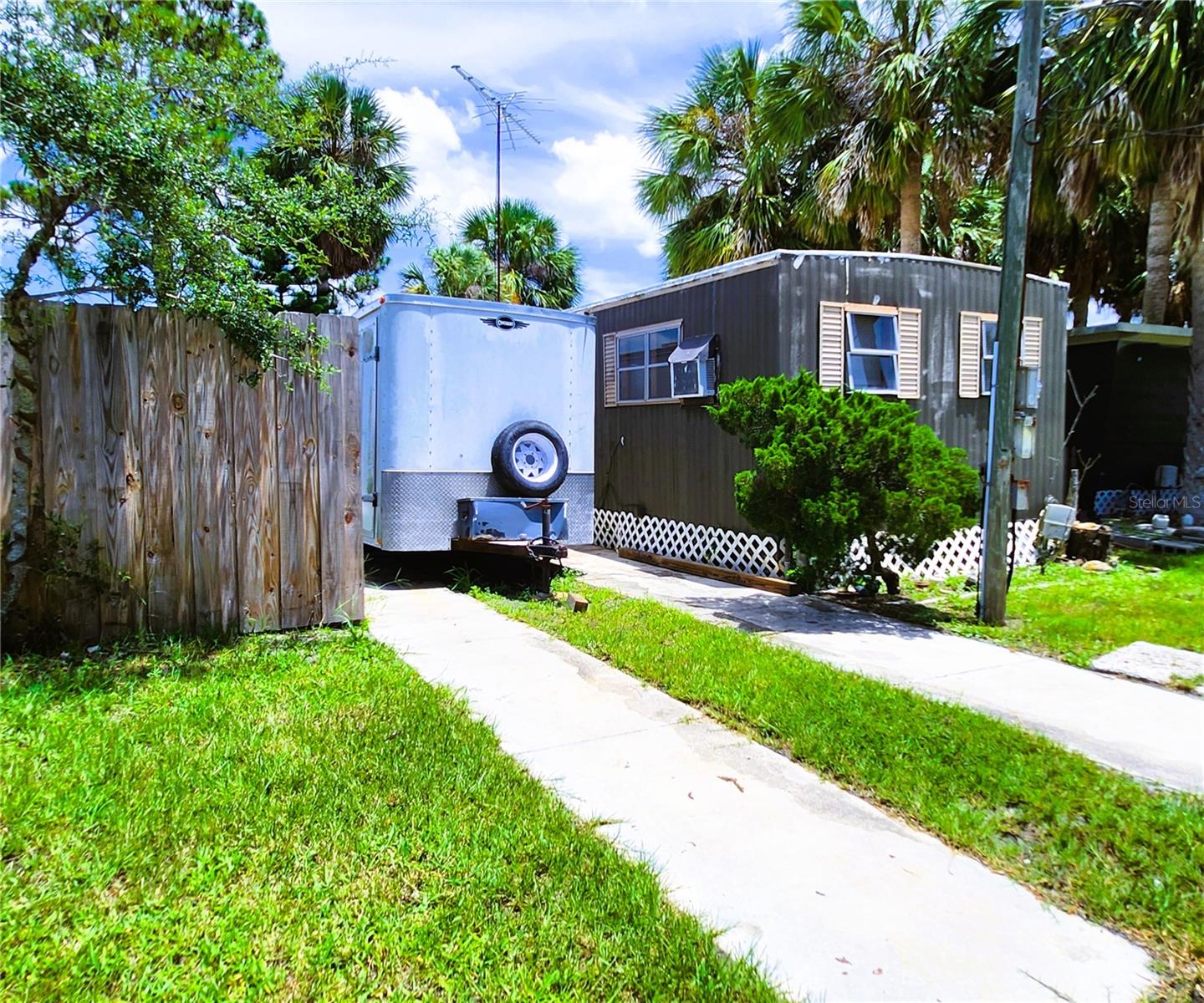 6975 Edgewater Dr: 1 bedroom, 1 bathroom MH, 480sf (trailer does not convey)