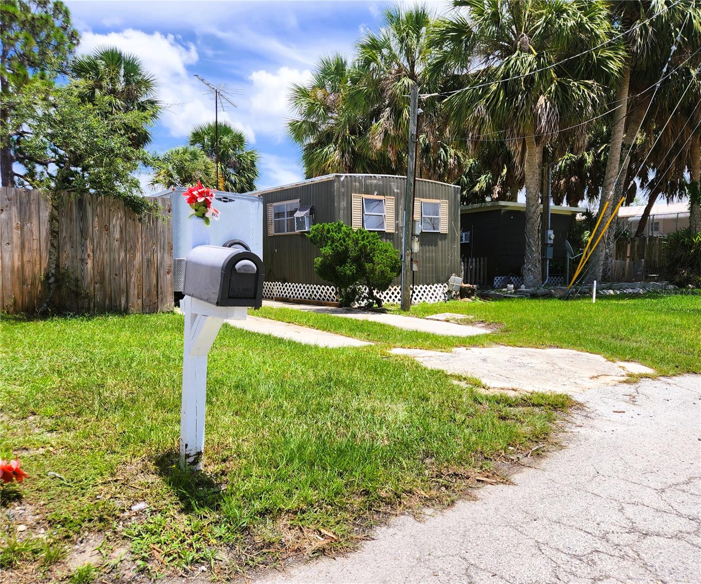 6975 Edgewater Dr: 1 bedroom, 1 bathroom MH, 480sf