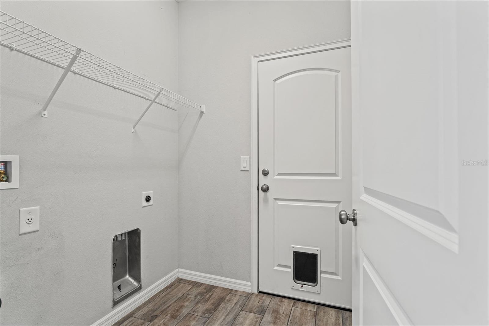 laundry room-door to garage