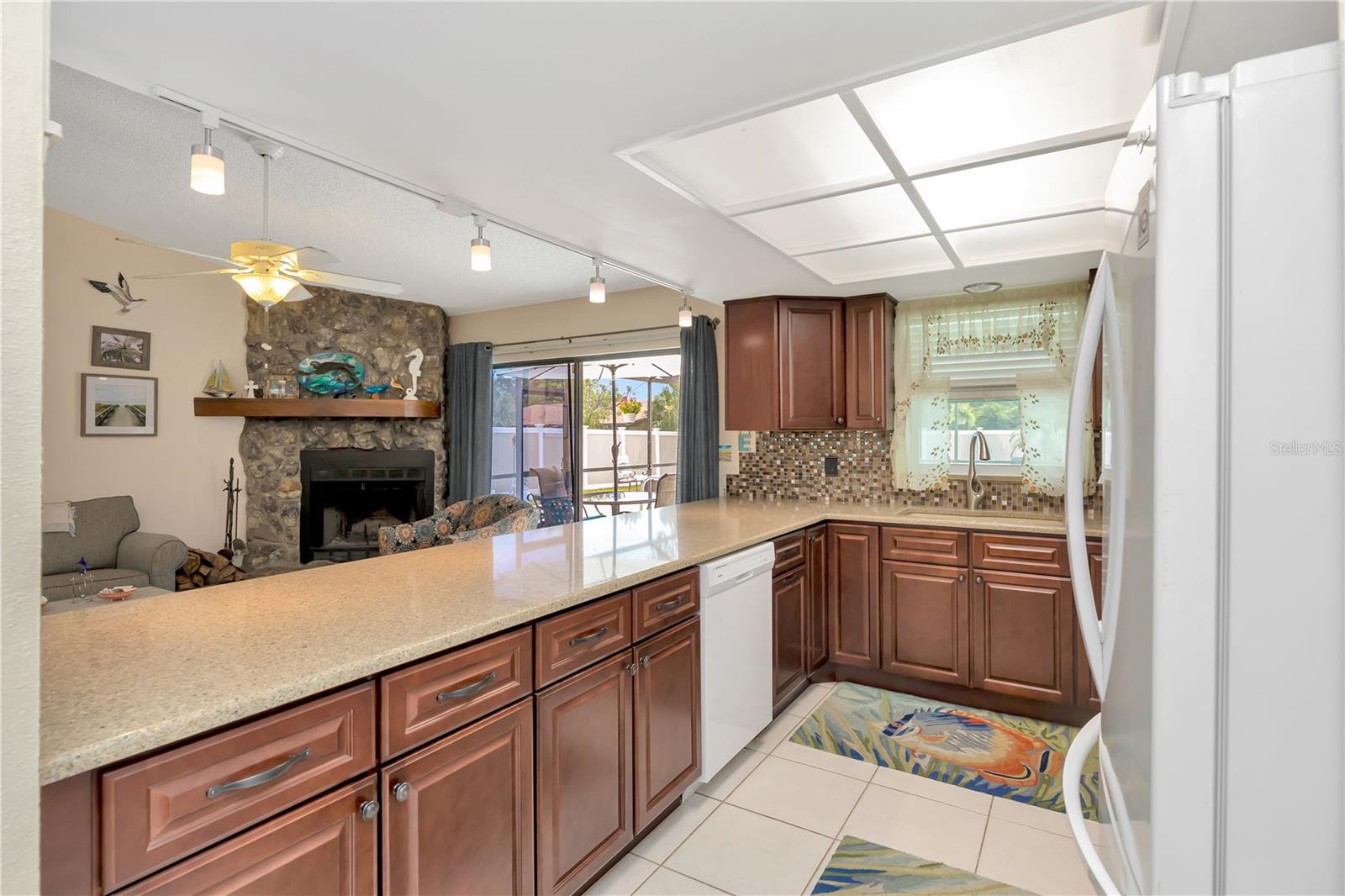 Lots of counterspace in the kitchen