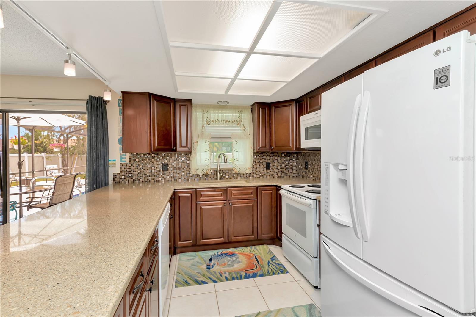 Lots of counterspace in the kitchen