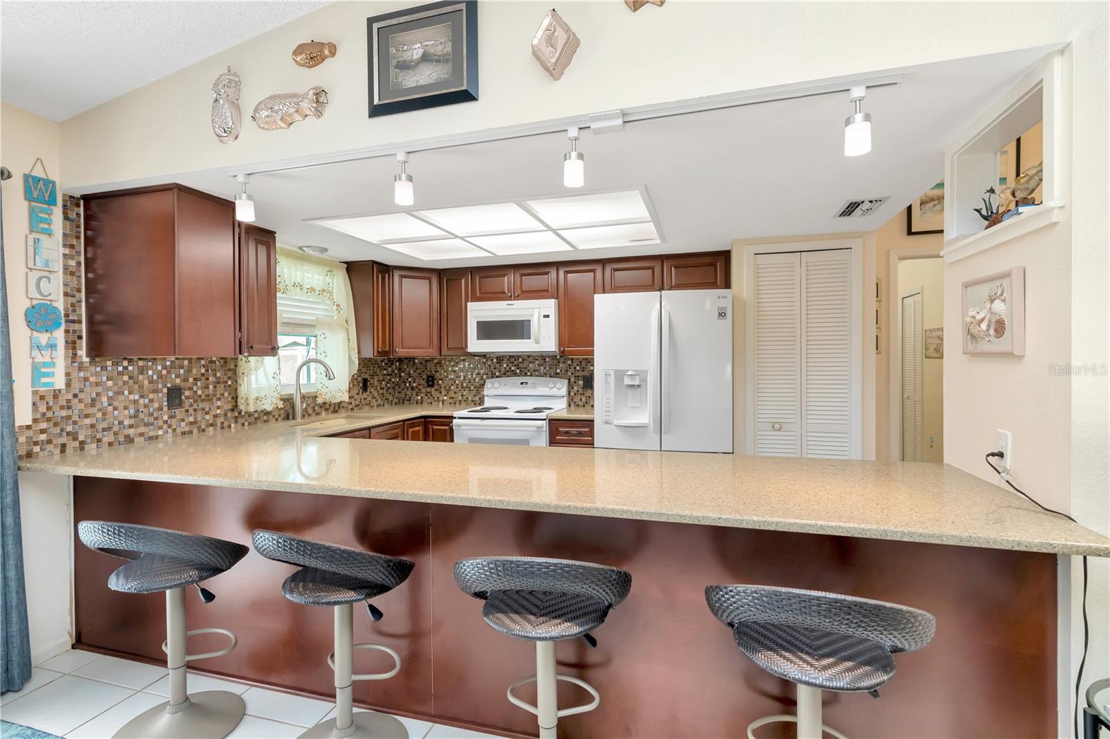 Lots of counterspace in the kitchen