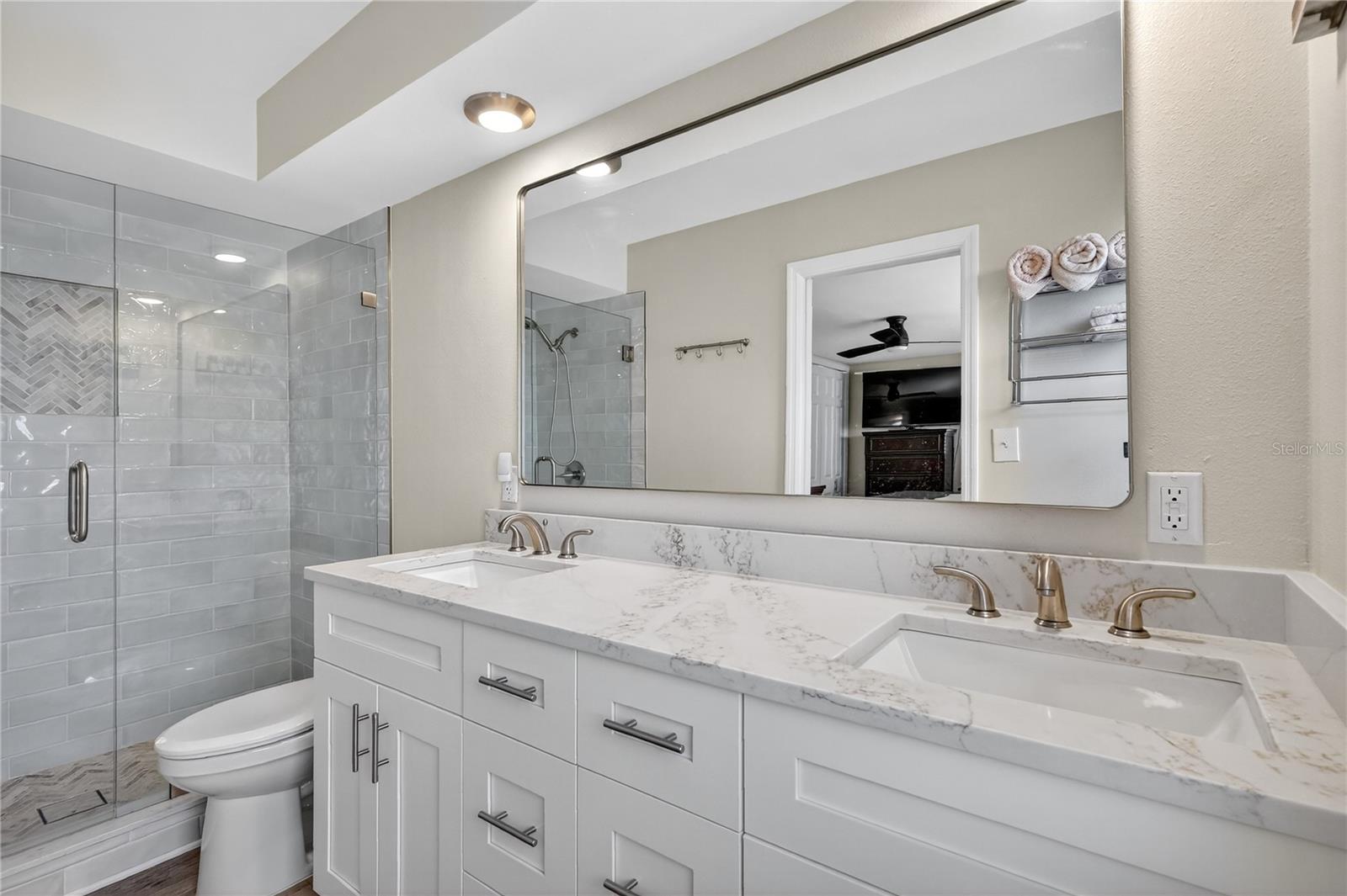 Ensuite modern bath with dual sinks