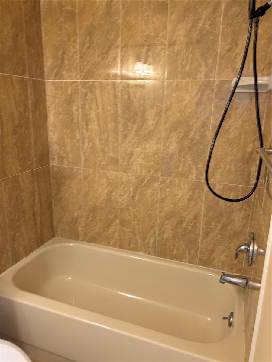 TB8405878