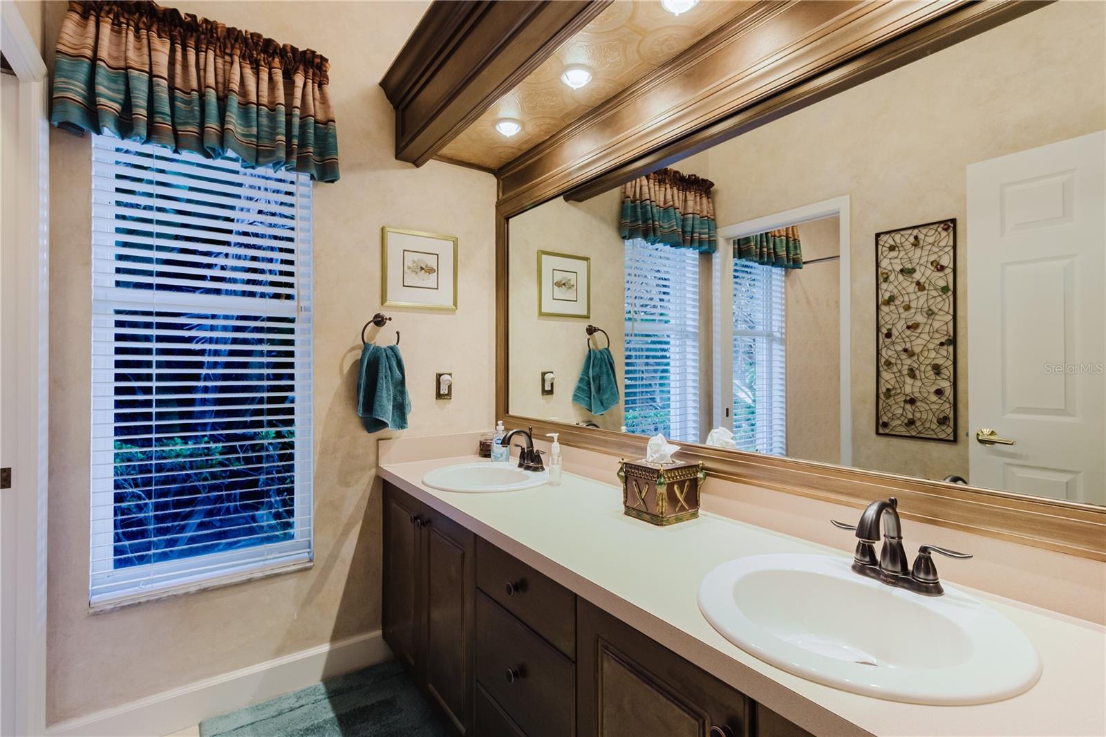 Bathroom 2 with bath tub