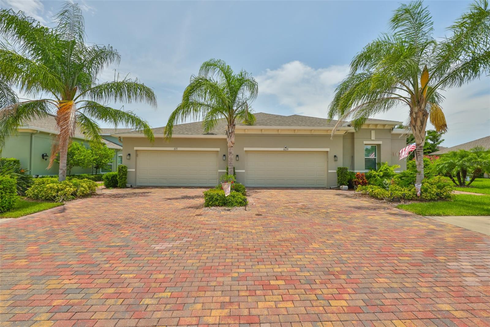 Swaying palm trees, blue skies and Florida sunshine are the essentials for the Floridian lifestyle!