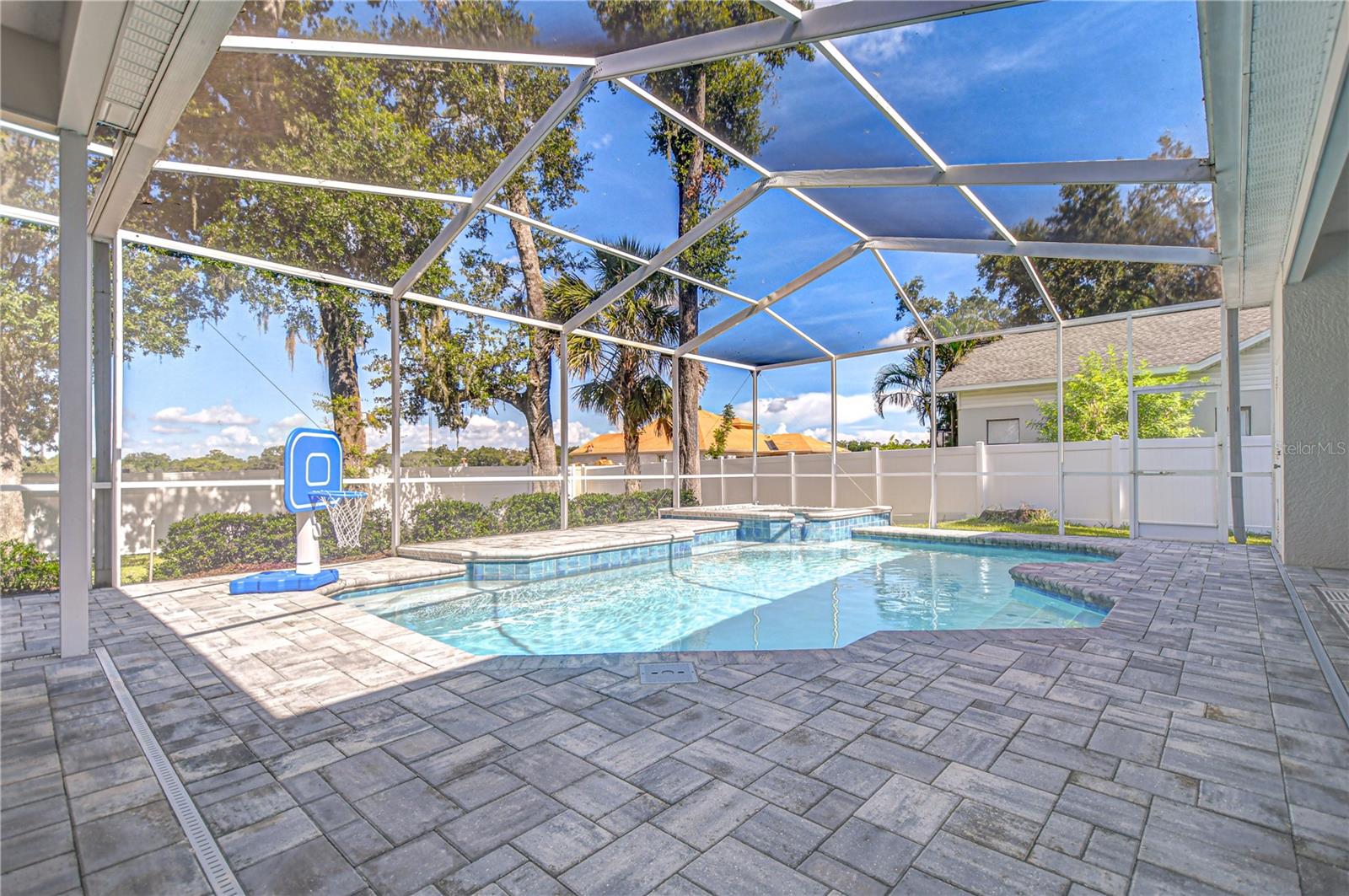 Large screened lanai!