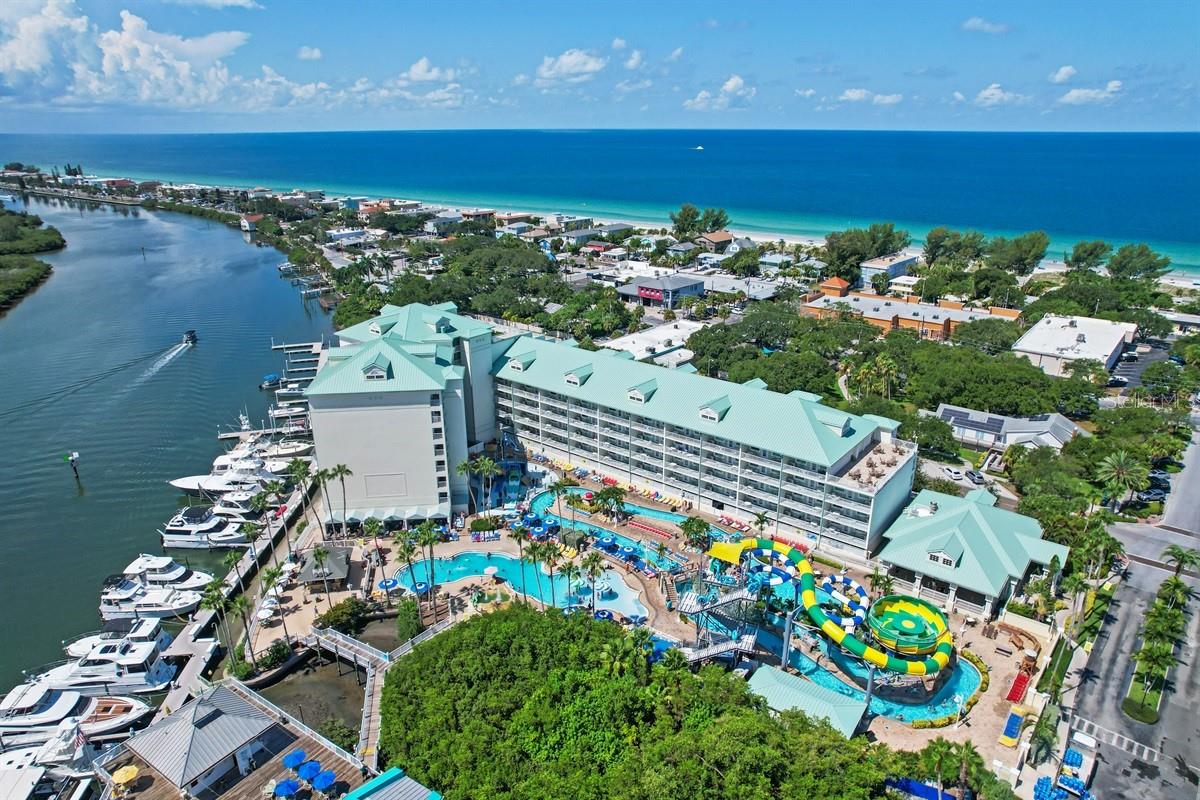 Close to Shopping and Dning by Land or Sea!