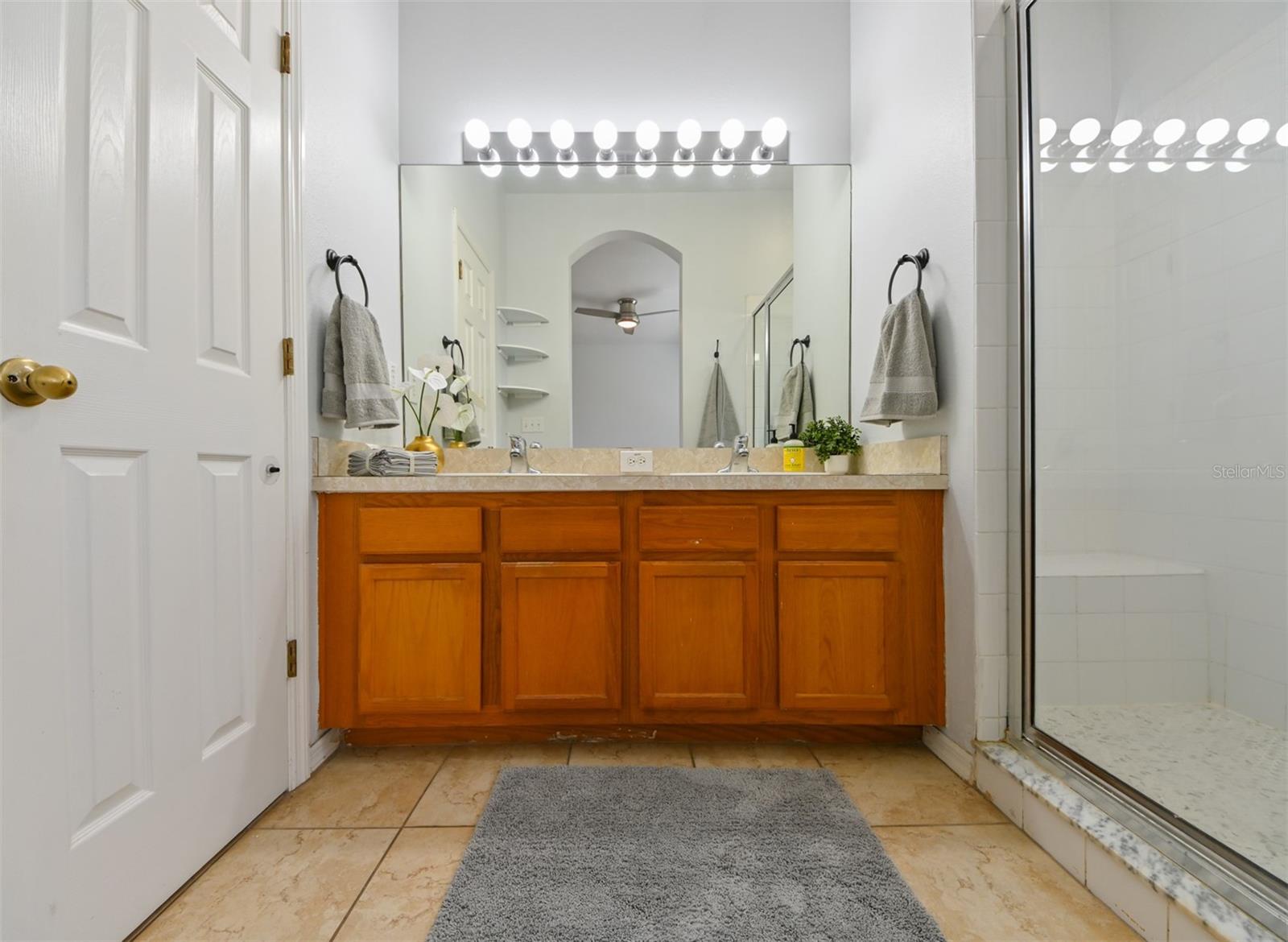 Primary Bathroom'dual sinks