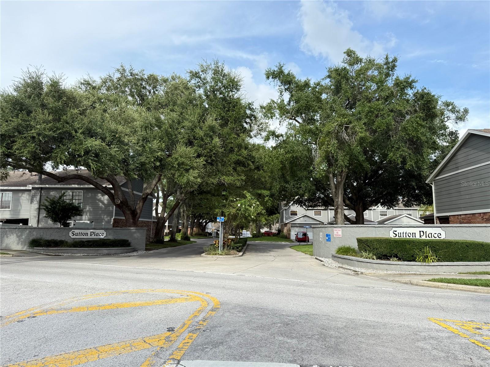 Entrance into Sutton Place from Albany Avenue
