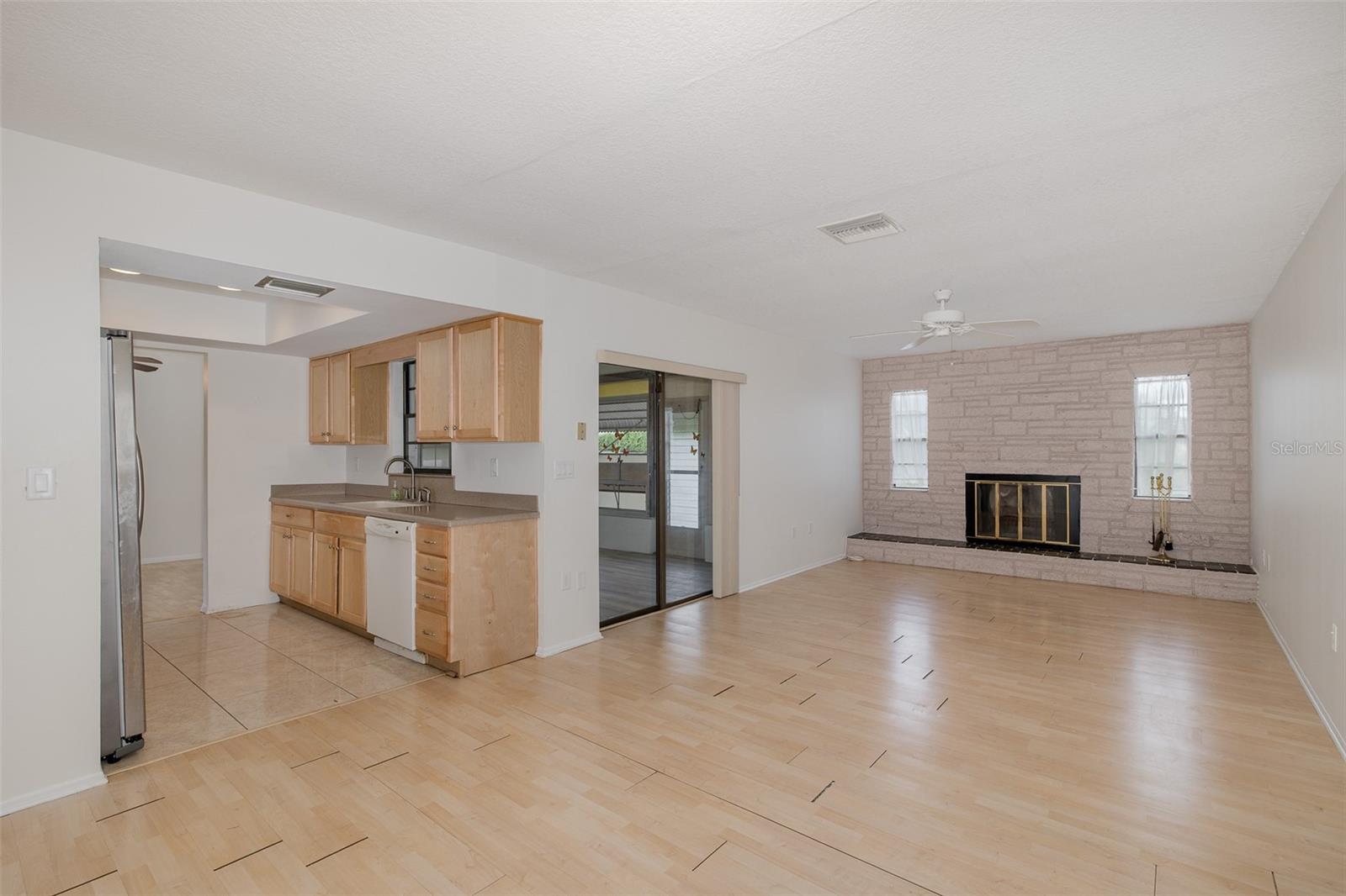 dinette to kitchen and family room