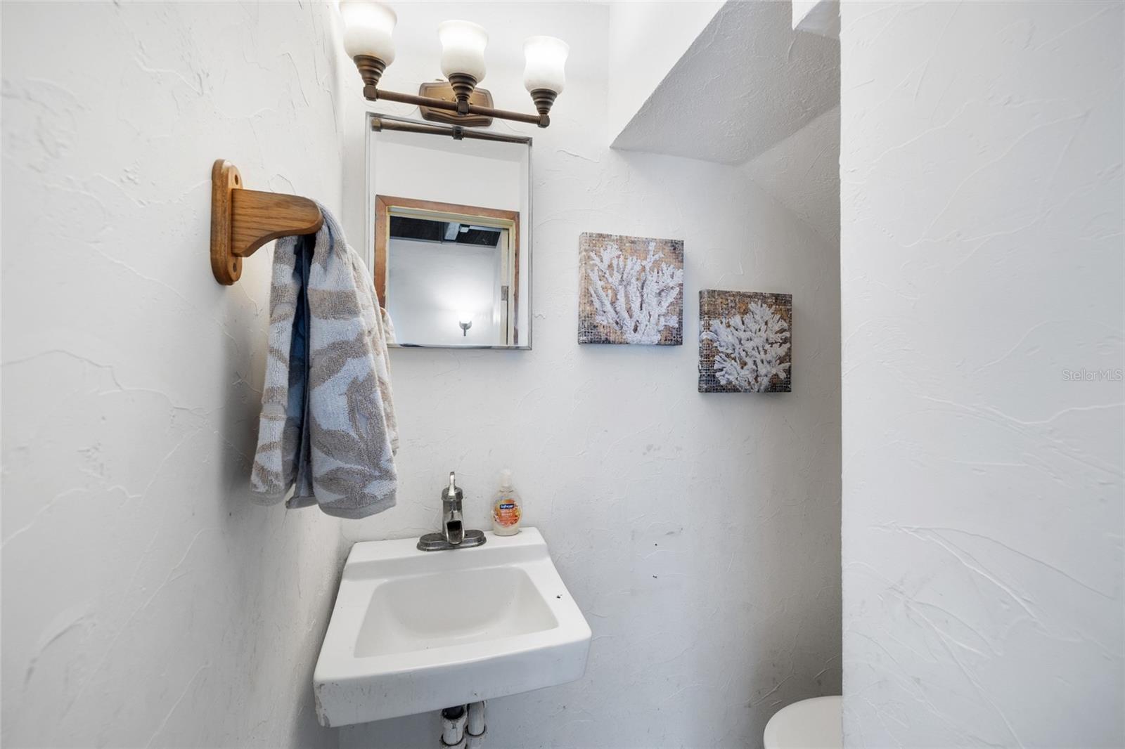 1st floor 1/2 bath