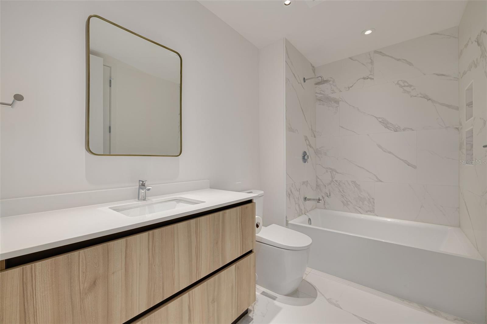 Bath 3 (en-suite)