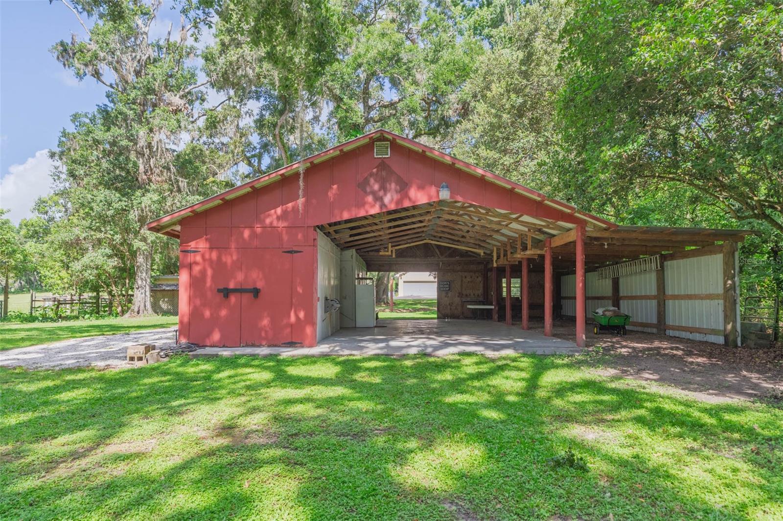 40'x43 Barn with feed and tack rooms