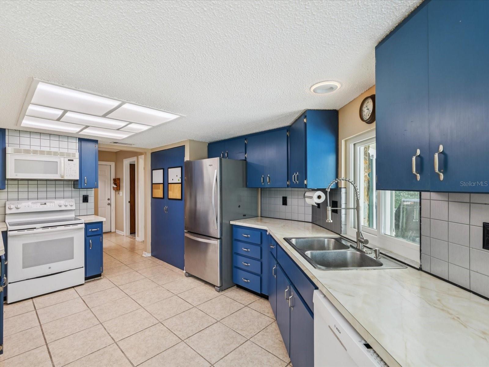 Open concept kitchen with pass-through window to the lanai!