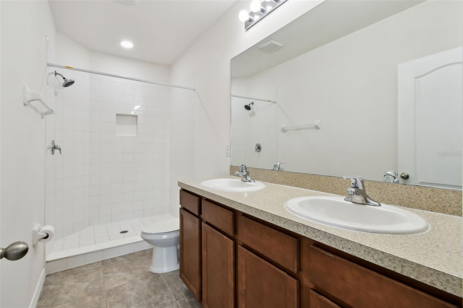 Ensuite with dual sinks