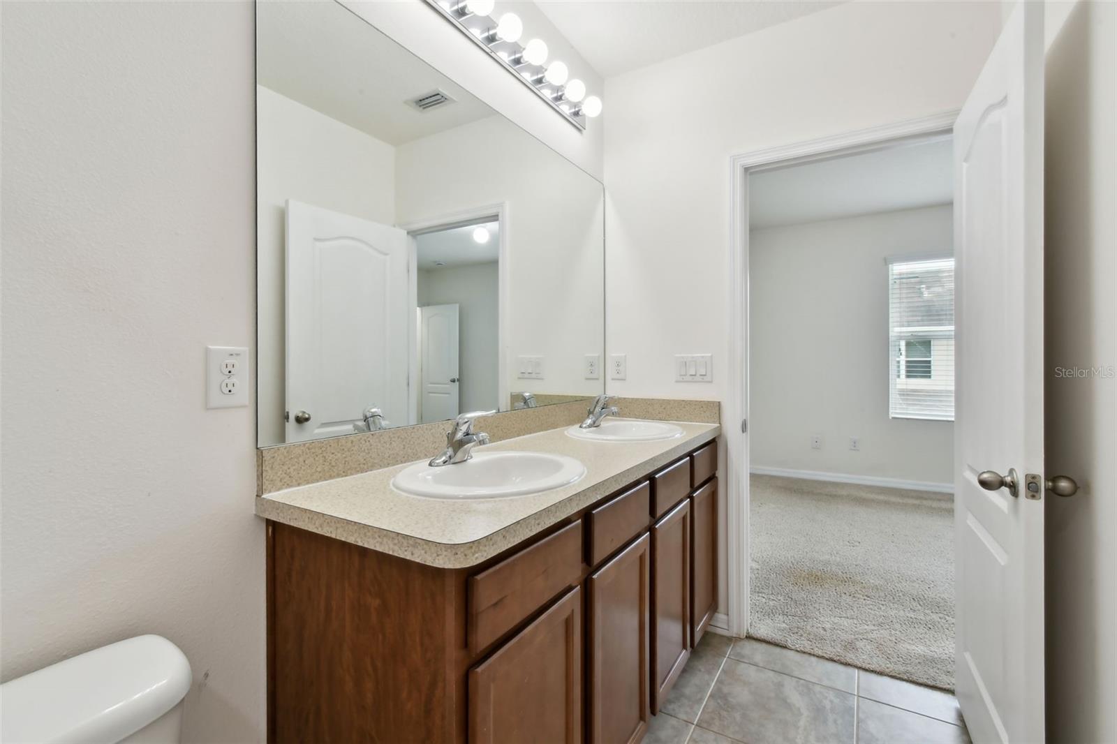 Ensuite with dual sinks