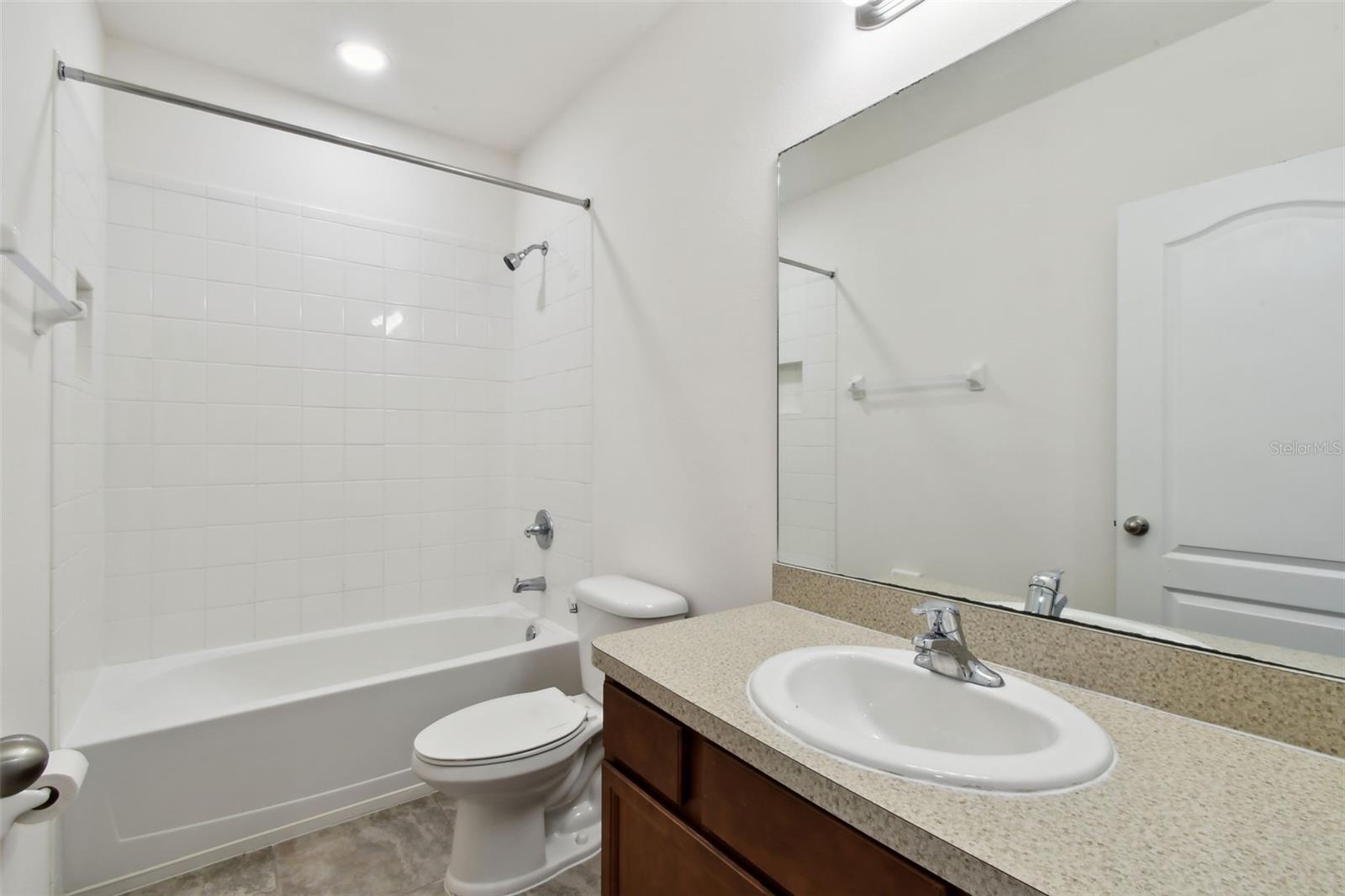 Upstairs hall full bathroom