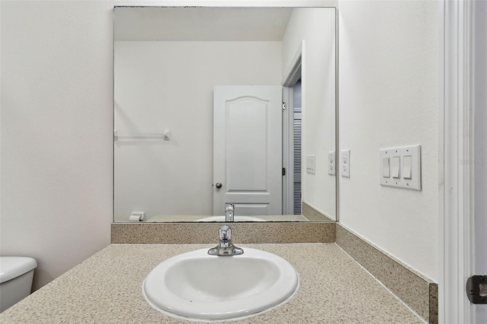 Upstairs hall full bathroom