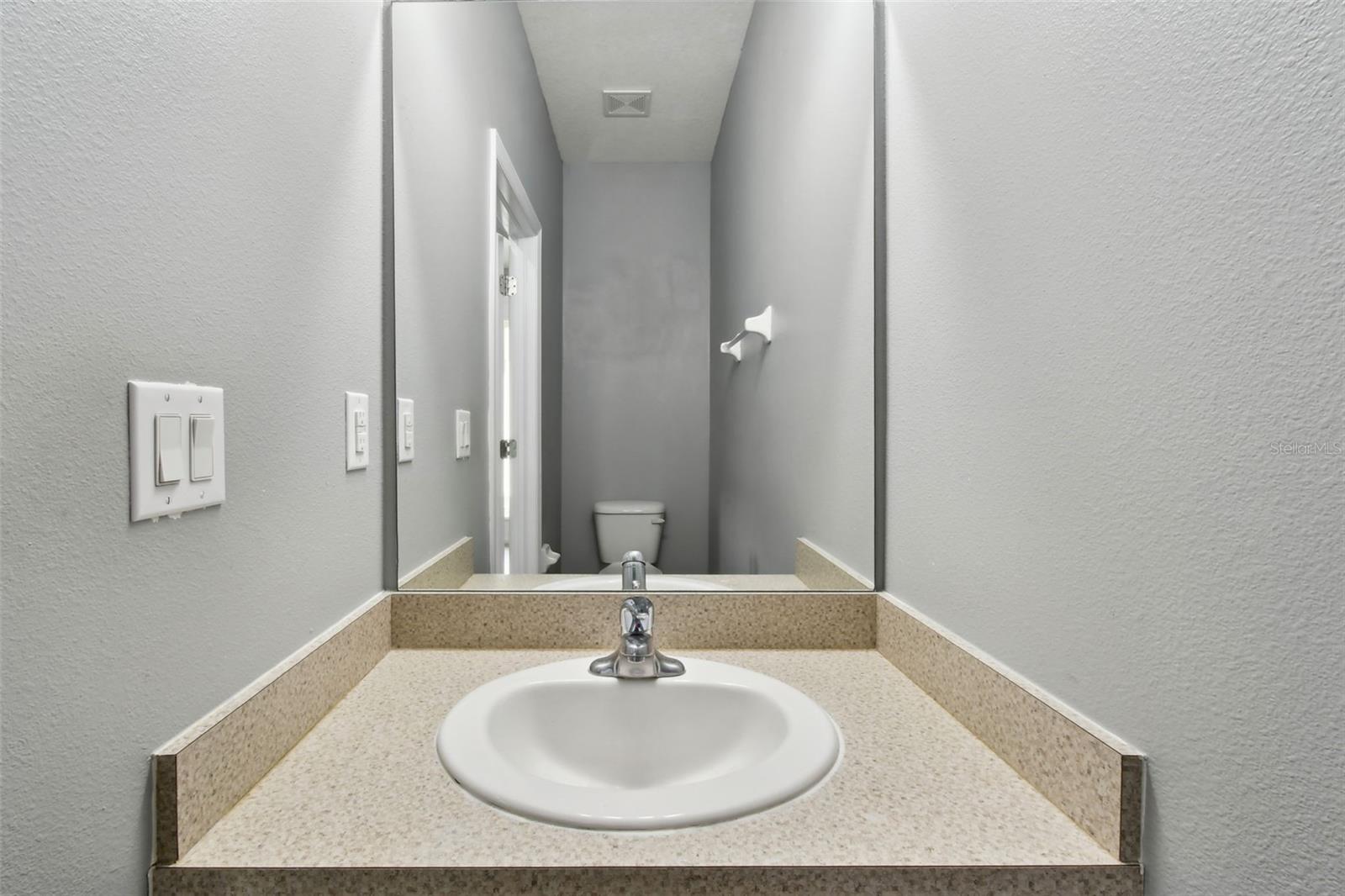 Entryway/hall half bathroom