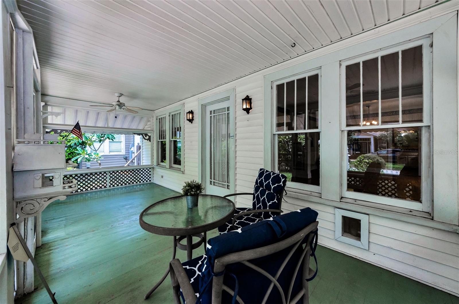 1920's style wide front porch