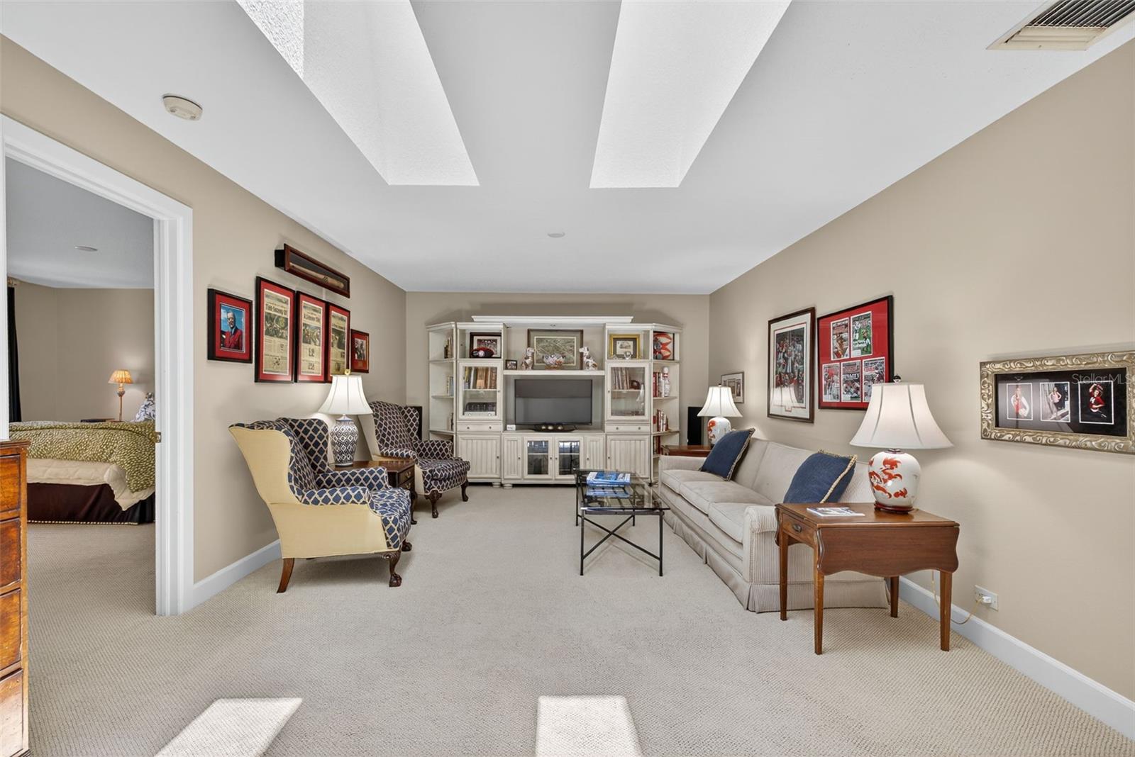 Family room 21.8' x 13'
