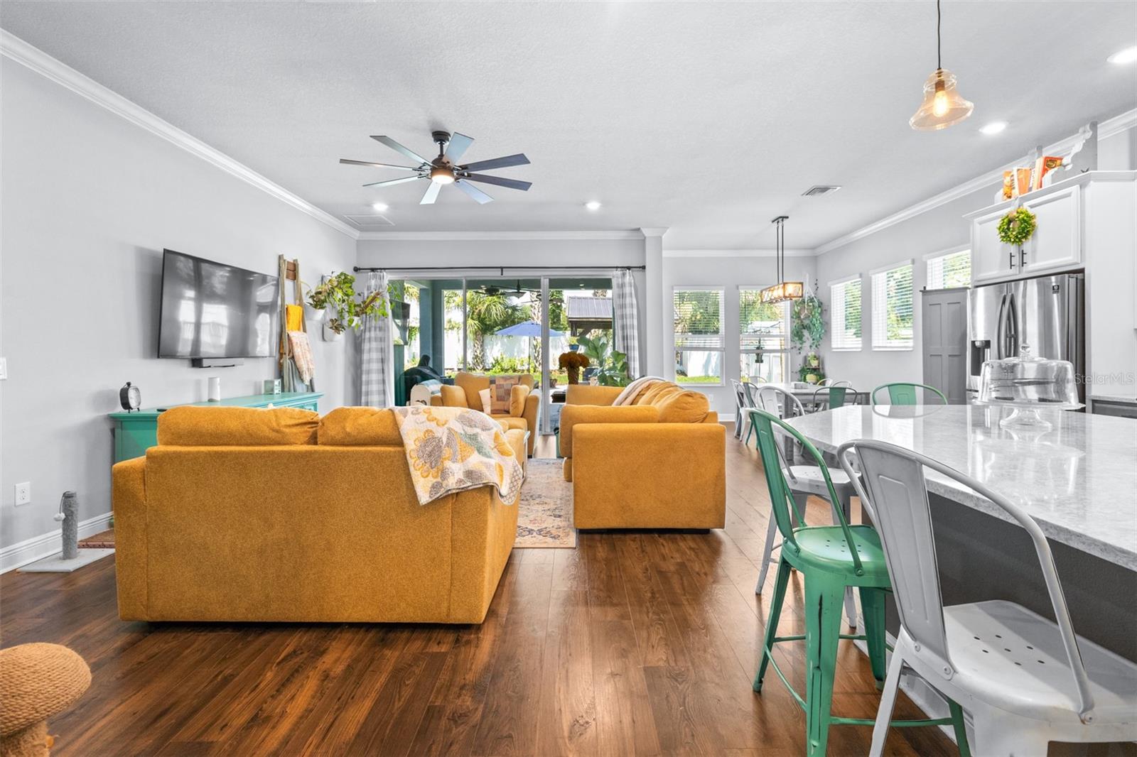 open living concept, Mohawk laminate flooring