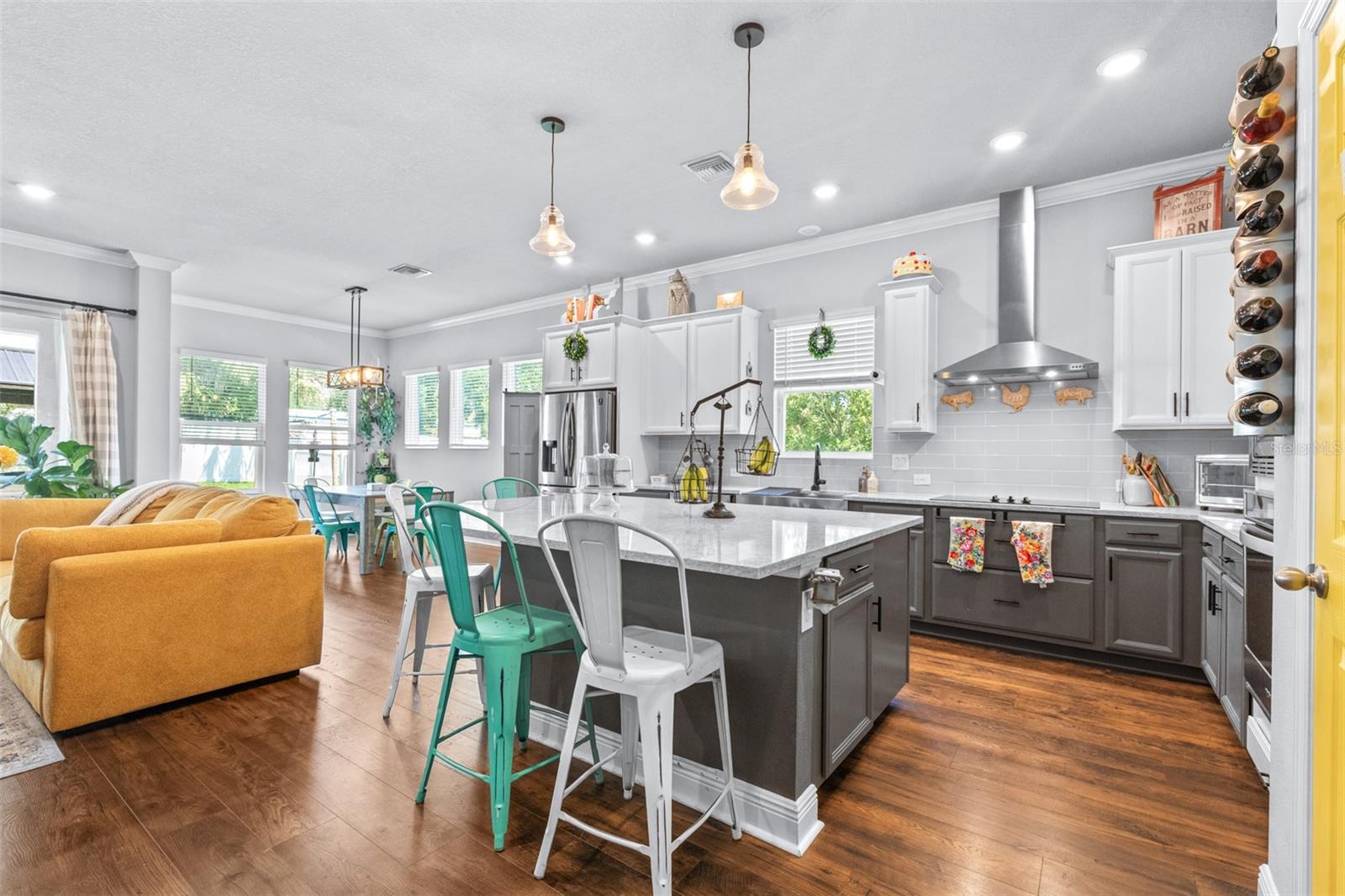 two tone cabinets, white tops and charcole gray bottoms.