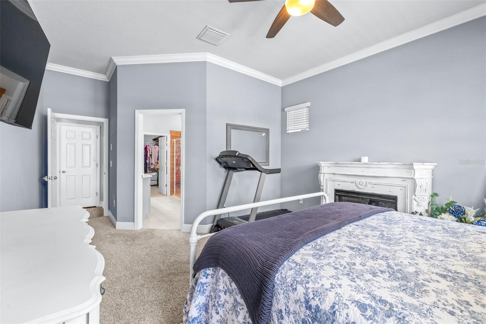 entry into primary bath and closet