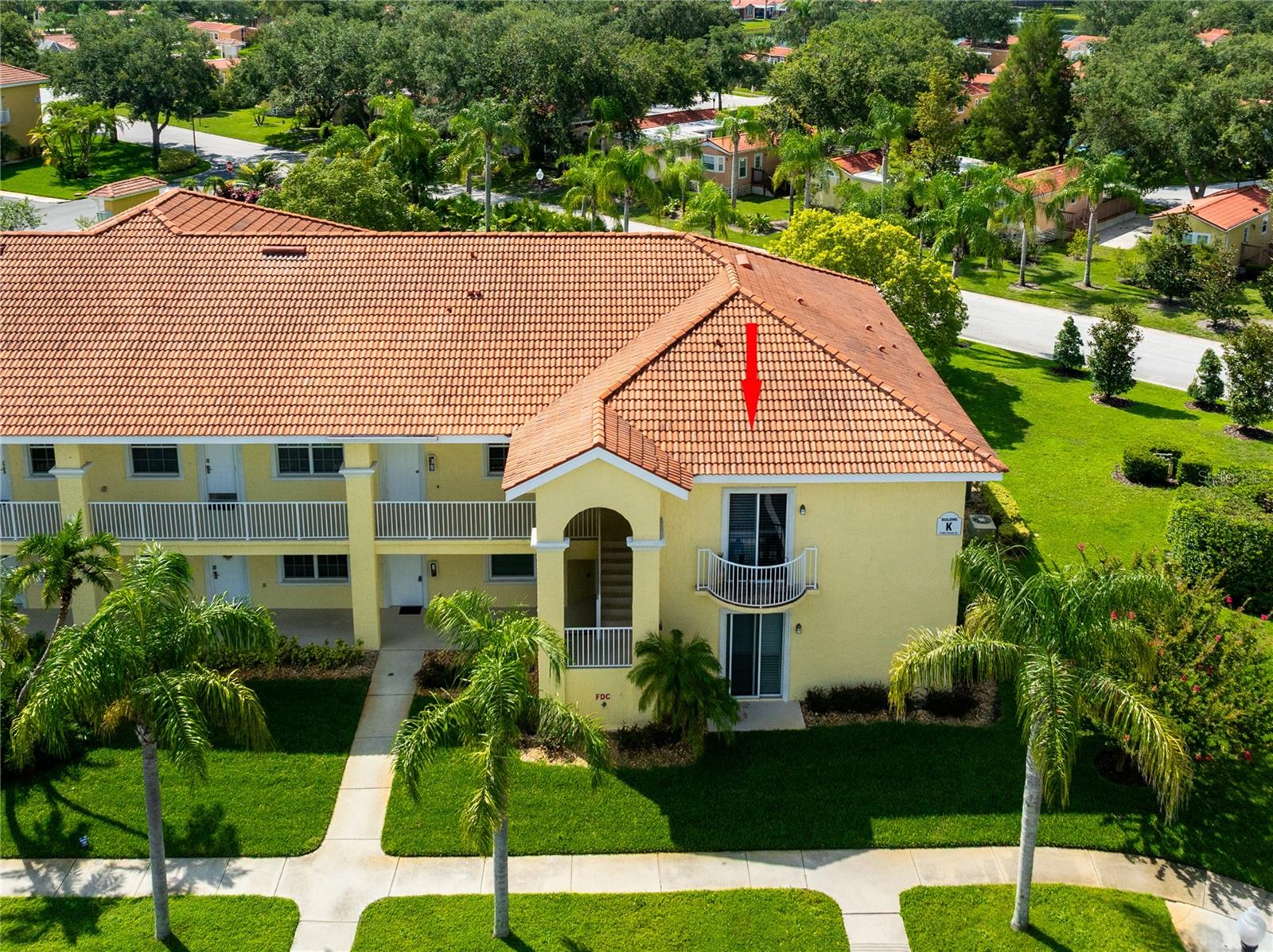 The front of K Bldg with K201 located on right end - red arrow.  Open balcony.