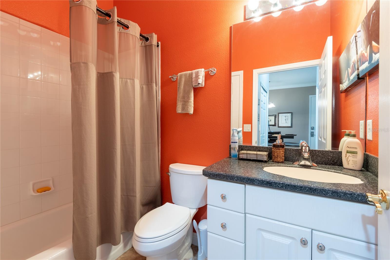 2nd bathroom with tub/shower.