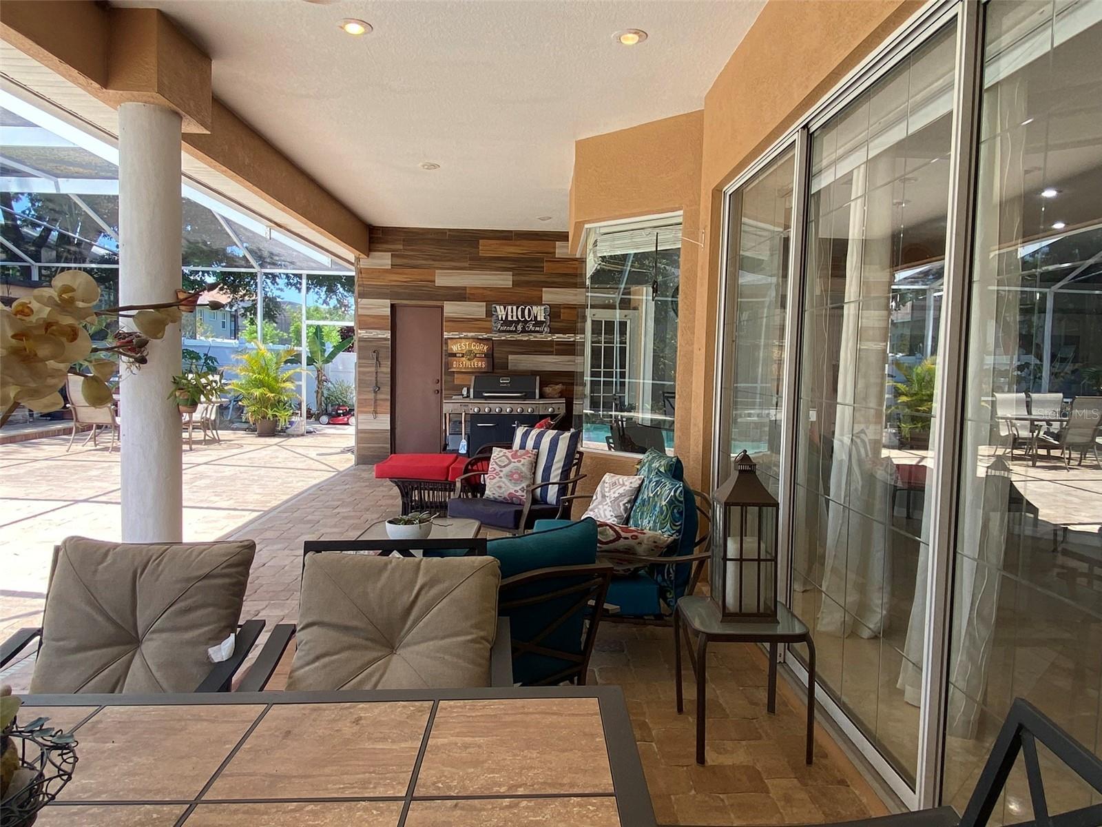 LARGE LANAI SPACE