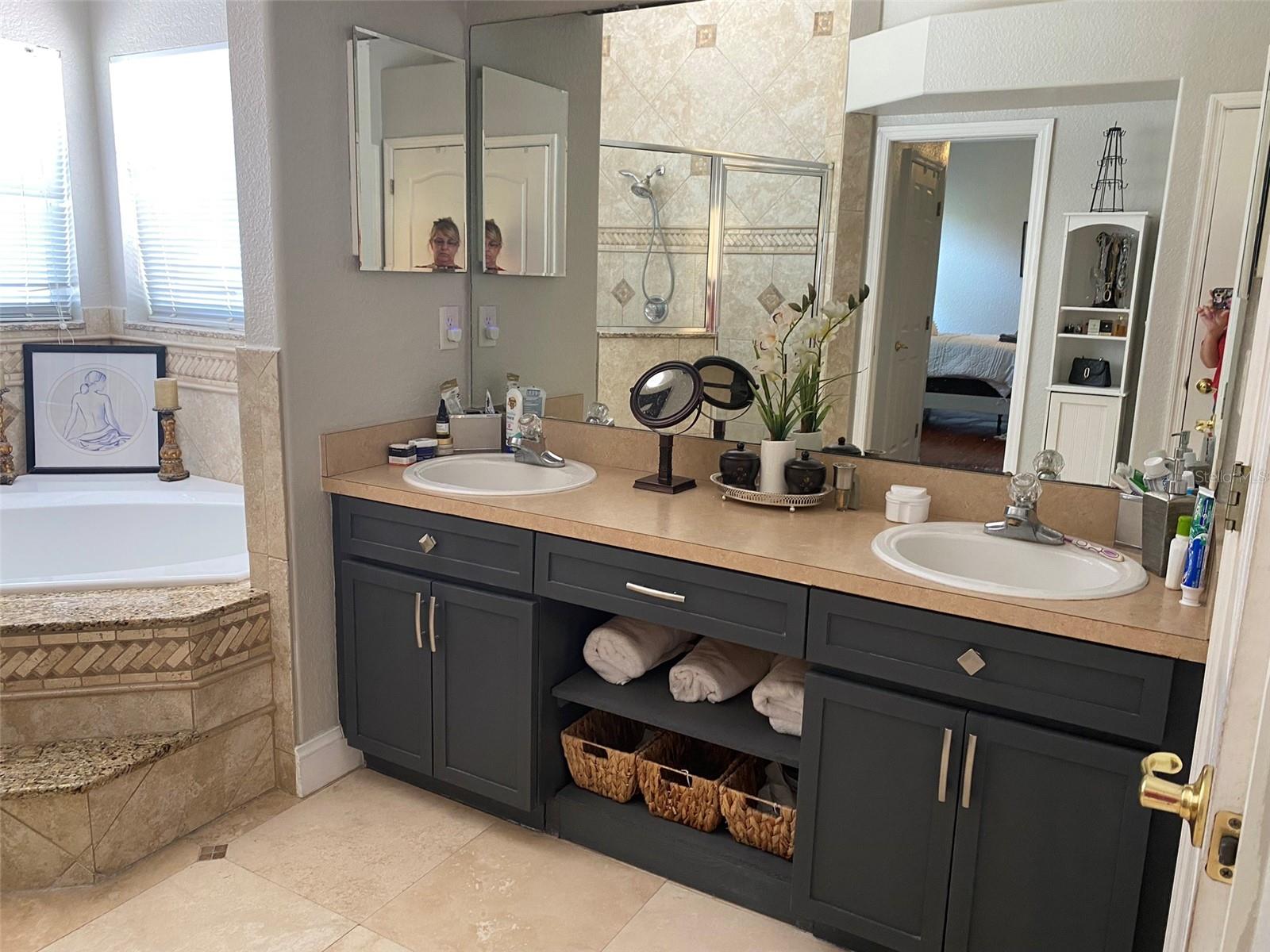 DOUBLE SINK IN MASTER BATHROOM