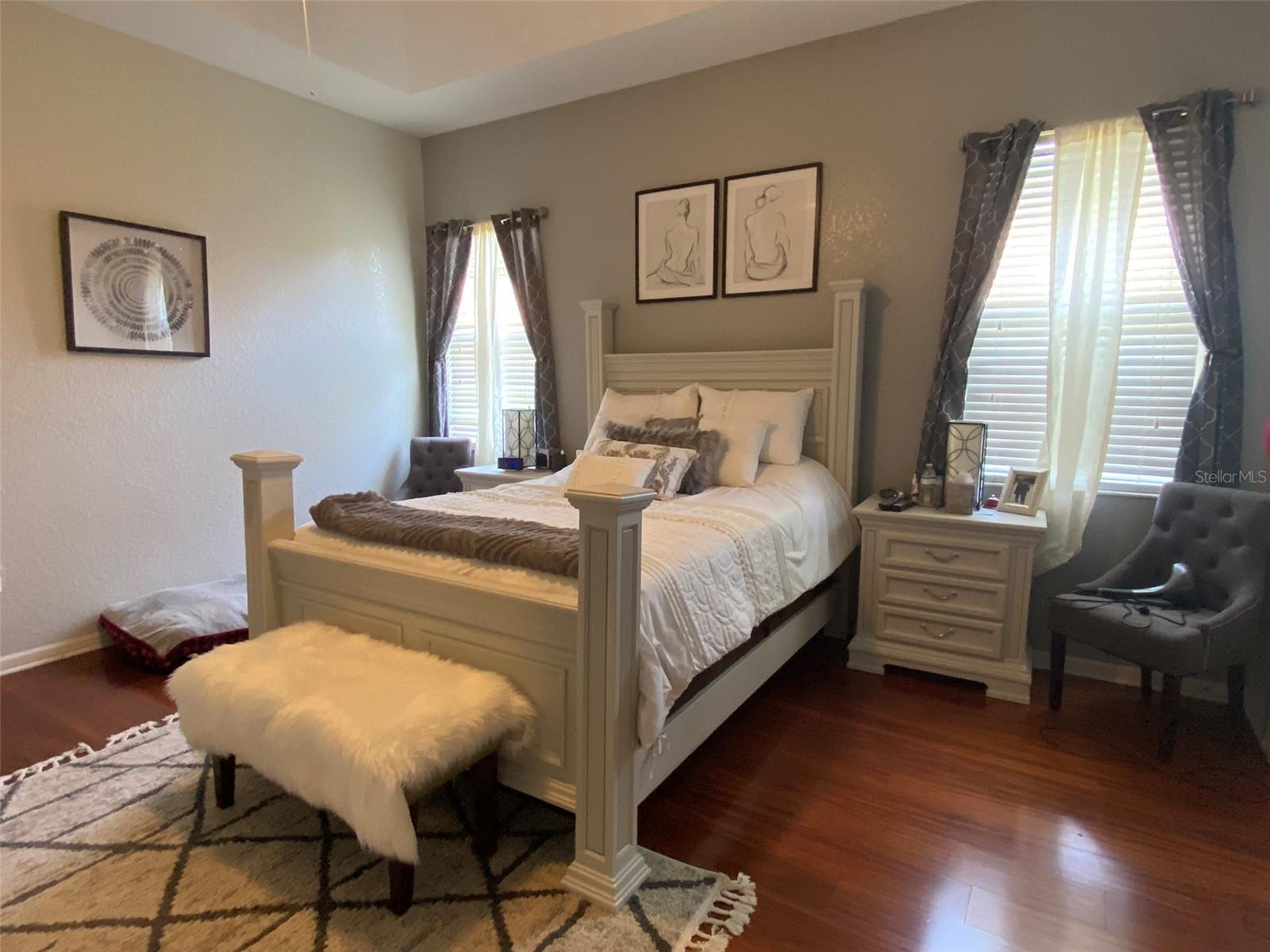 LARGE MASTER BEDROOM