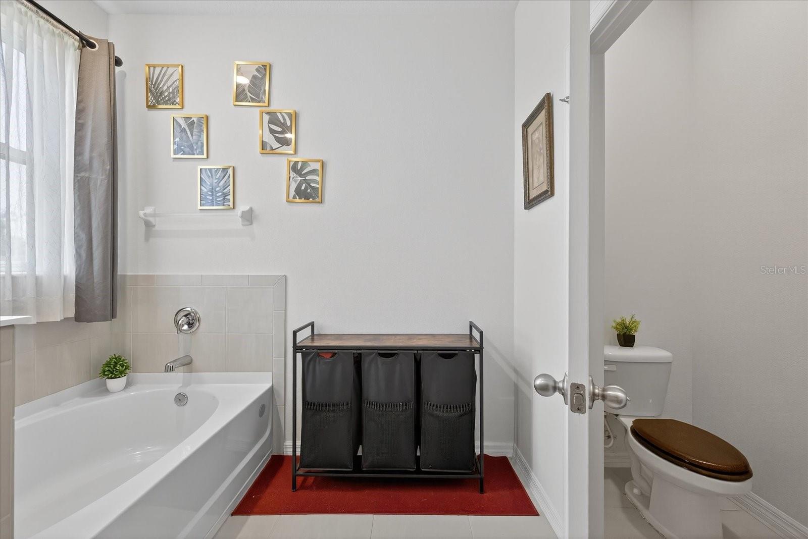 Primary en suite-Separate toilet room