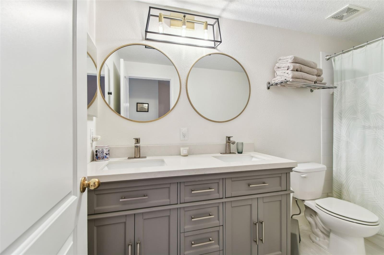 Guest Bathroom upstairs