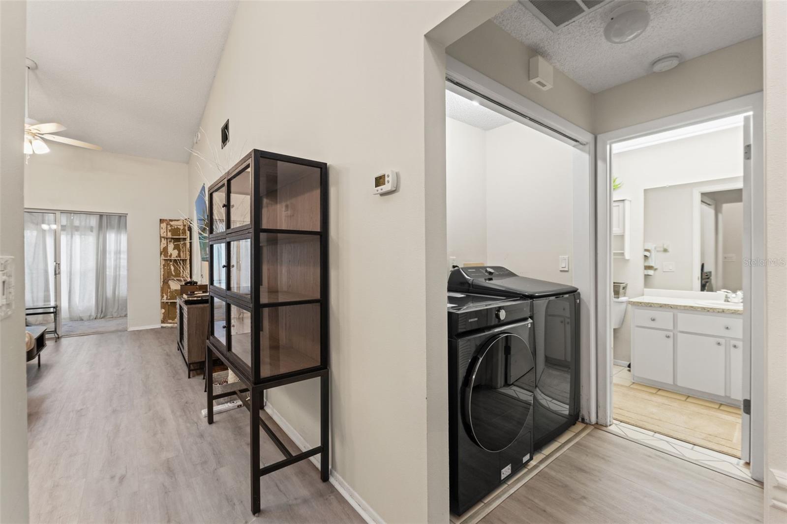 Laundry Closet - Washer & Dryer Stay
