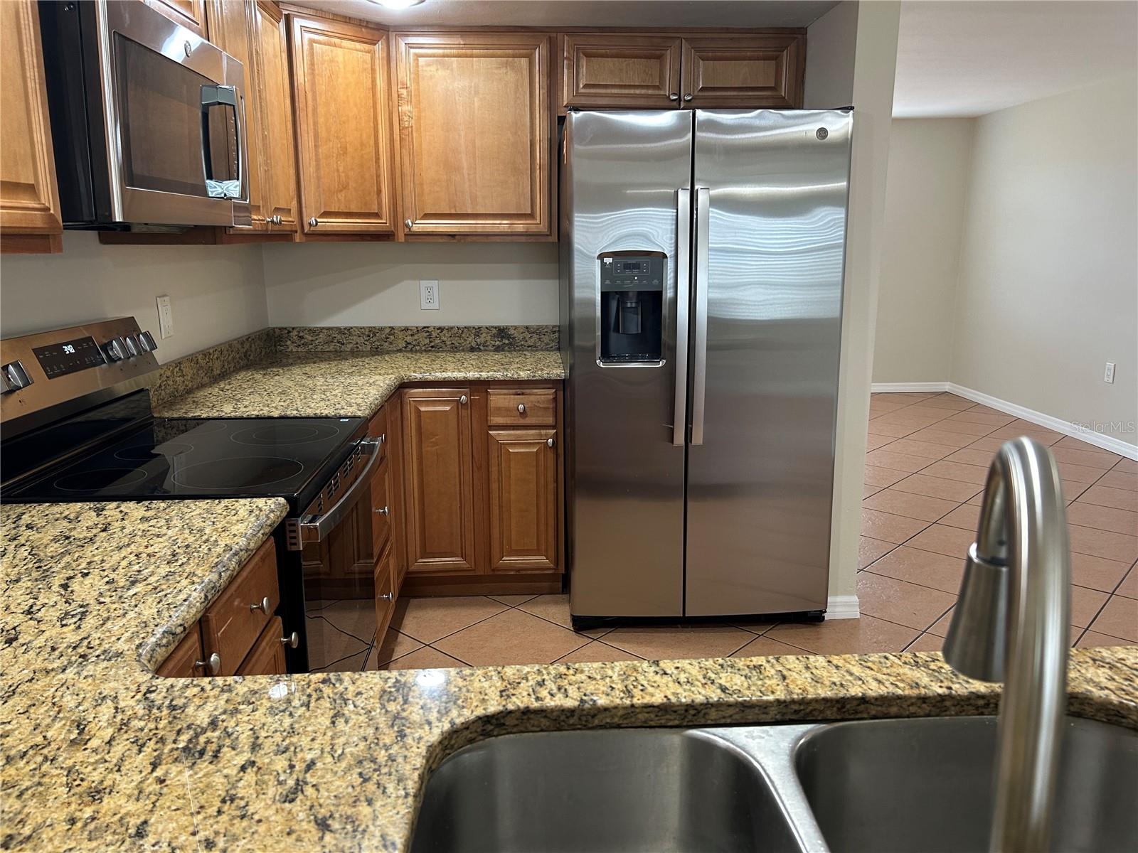 Breakfast bar to kitchen