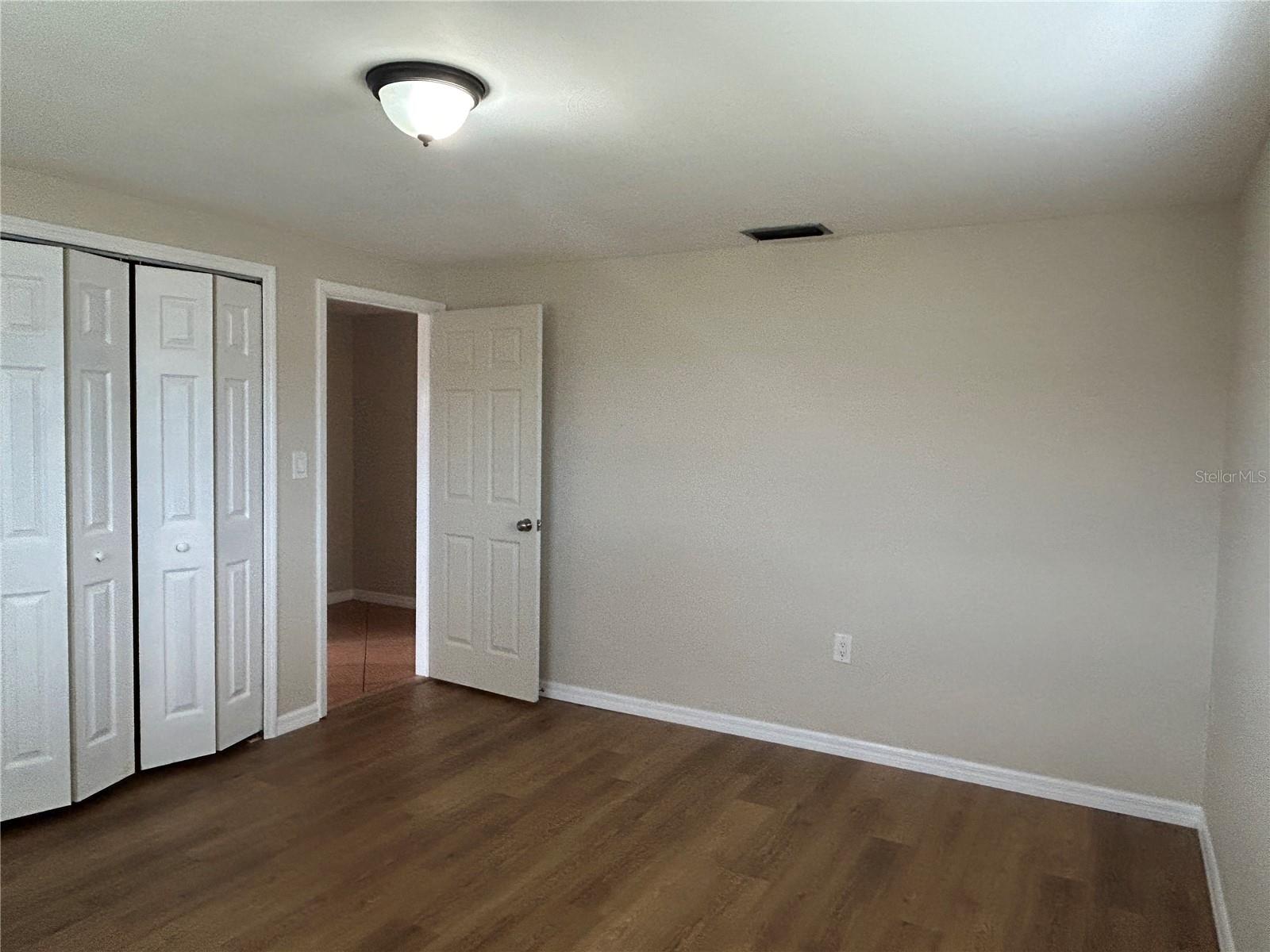 Bed 3 double wall closets