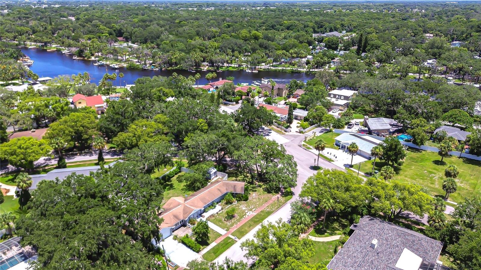 Just steps to the Cottee River and Jasmin Park!