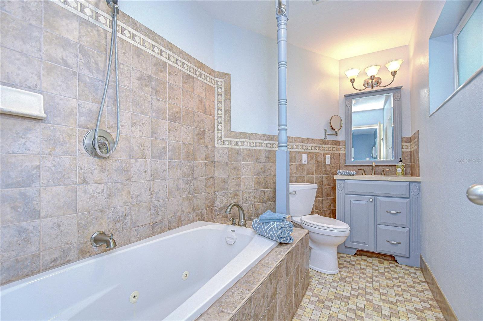 Primary en-suit bathroom