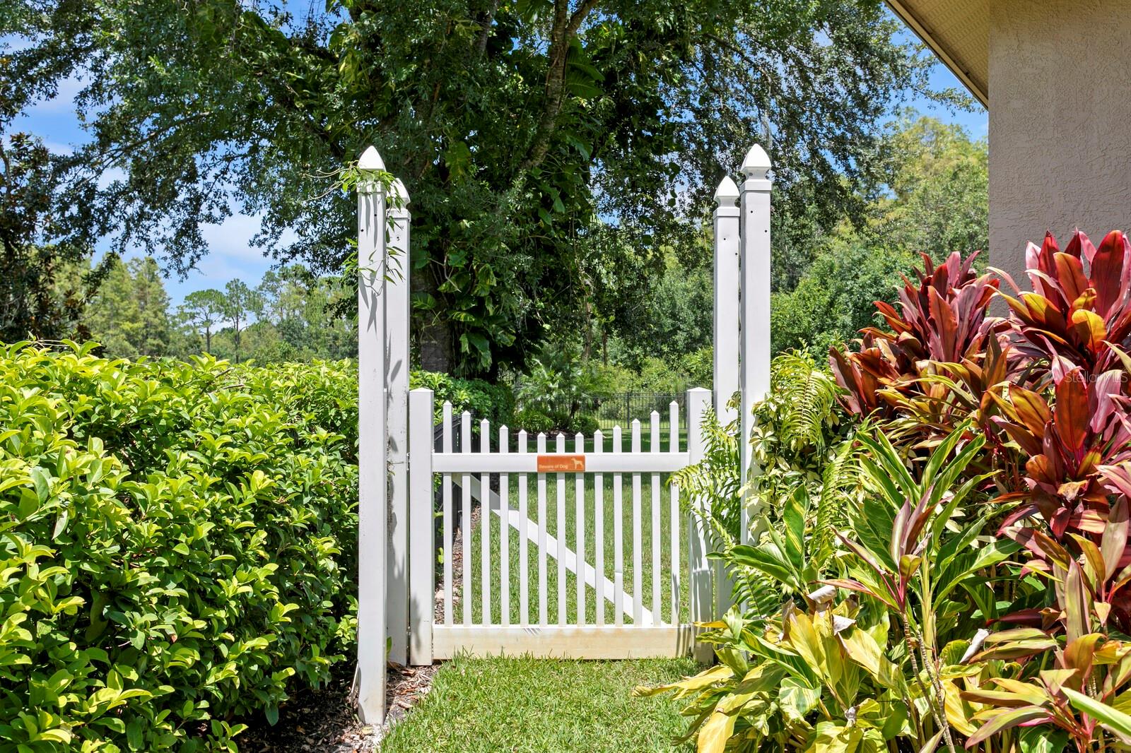 SIDE GATE