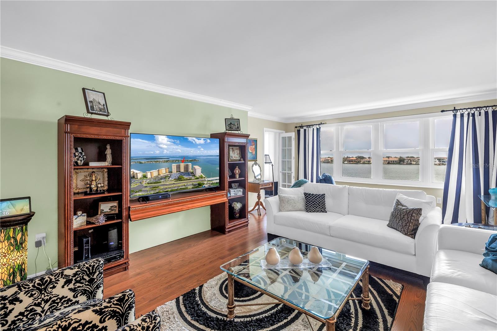 DINING / LIVING ROOM