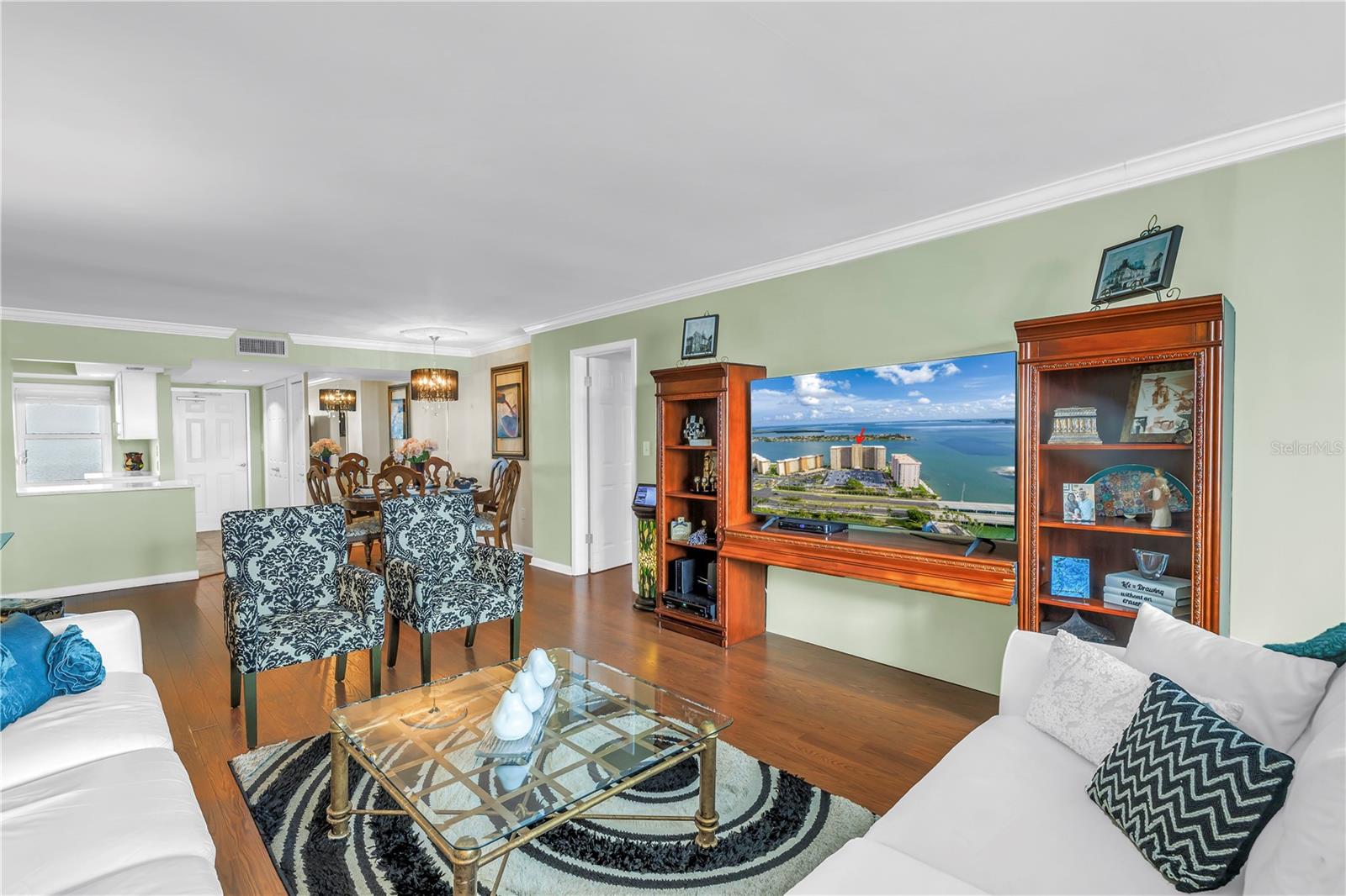 DINING / LIVING ROOM