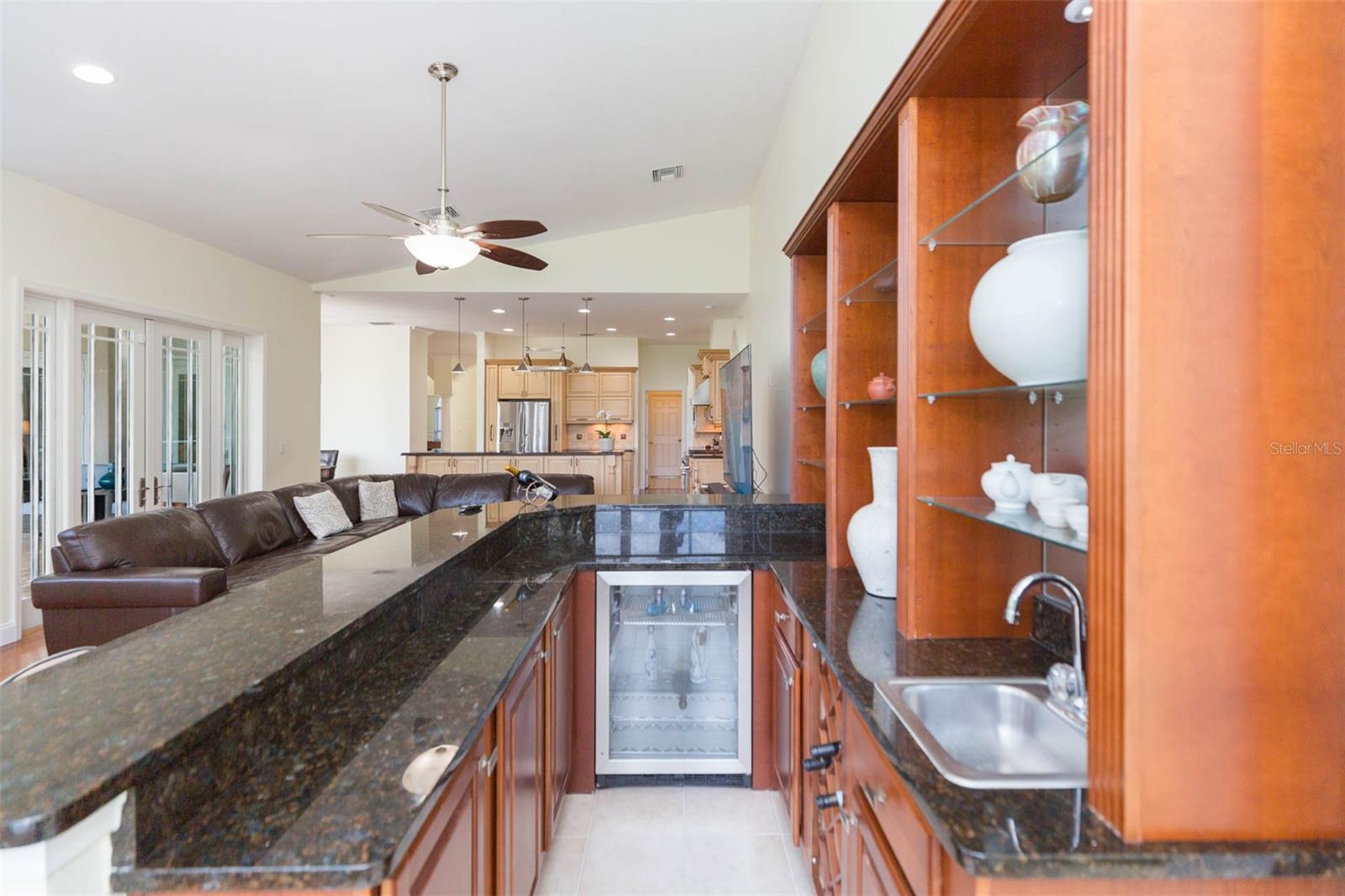 Wet bar with wine refrig