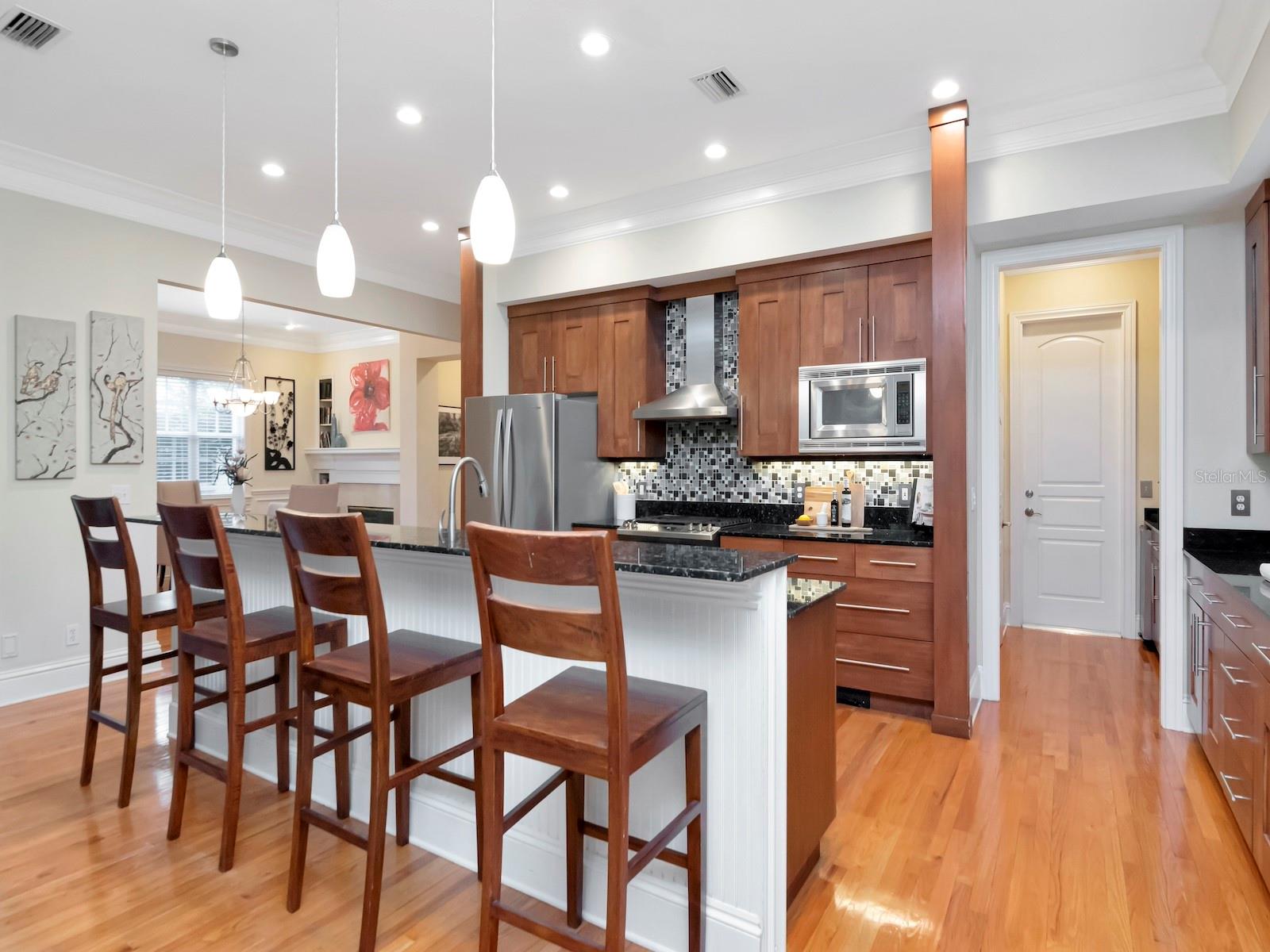 Kitchen Breakfast Bar.
