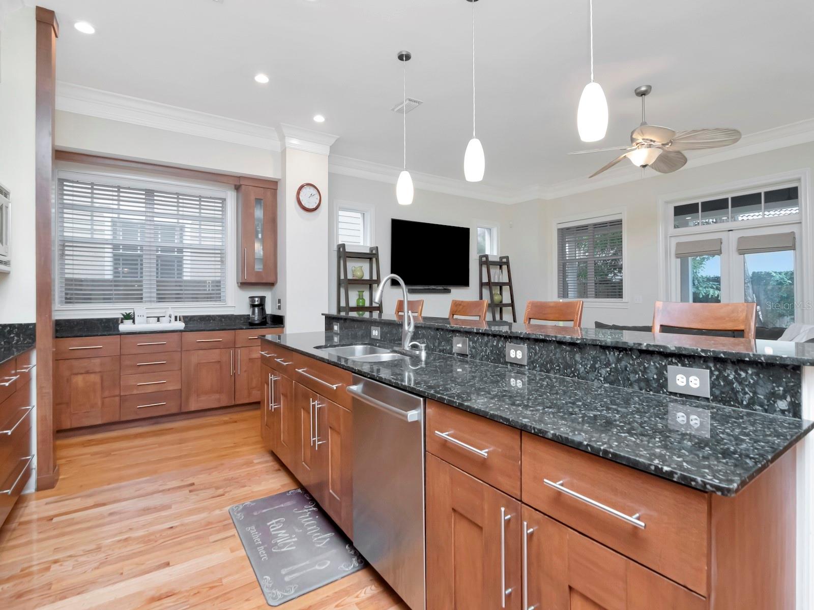 Great working kitchen layout.