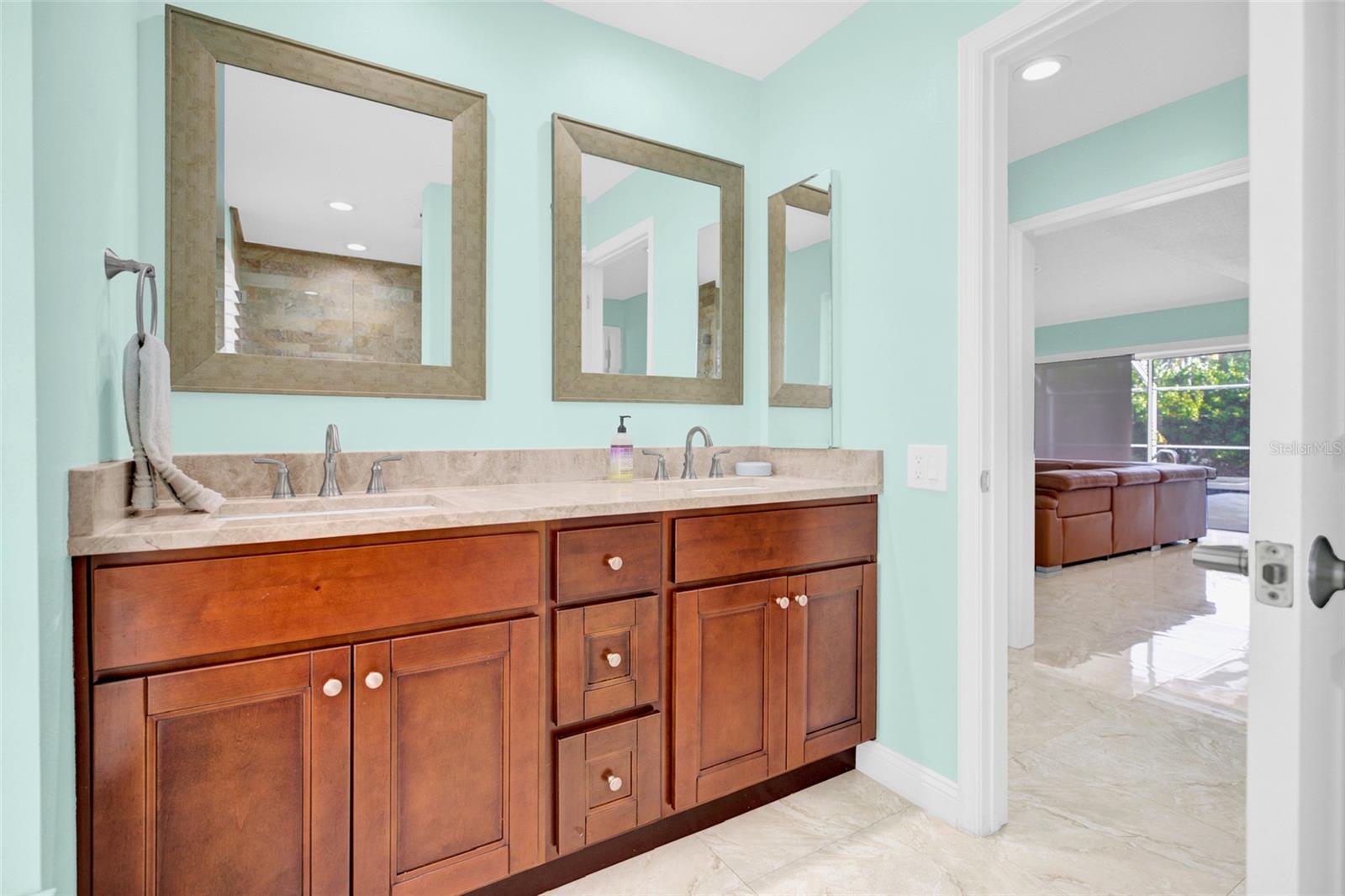 Full Bath in between Beds 2 & 3